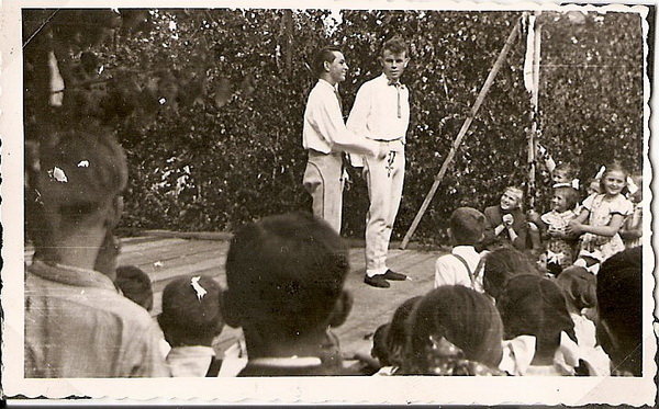 6: Jozef Líška a Anton Mečiar uvádzajú folklór na hodovej zábave (asi rok 1958)