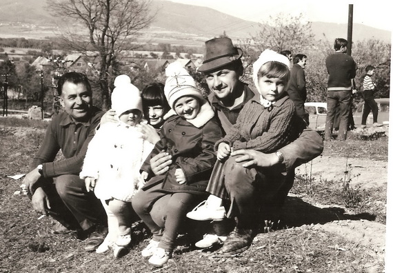 14: Ján Meliško a Ján Petráš s deťmi