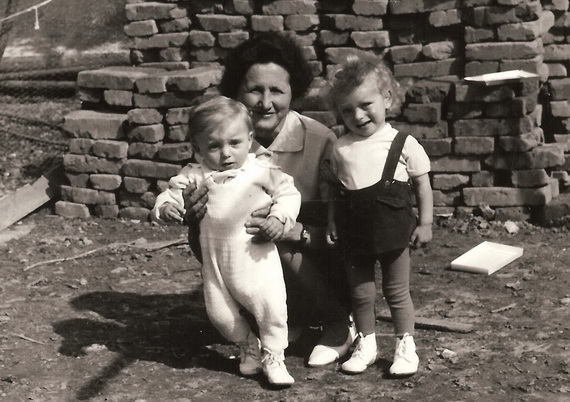 15: Helenka Melišková s vnúčatami Silviou a Borisom