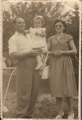 23: Viola Blahová (Pekárová) s rodičmi
