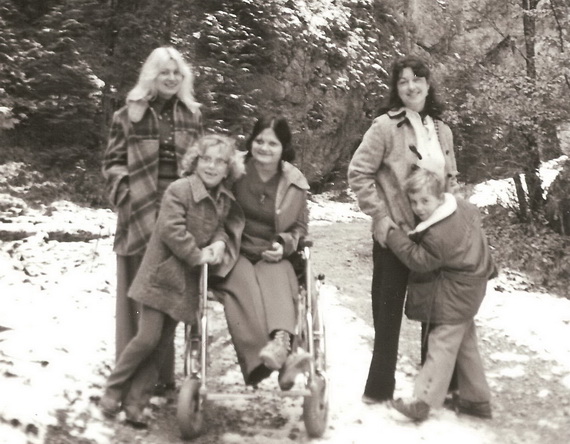 34: Ľudka Mokrá, Evka Mokrá (dnes Mullerová), Silvia a Boris Pekárovci s maminou