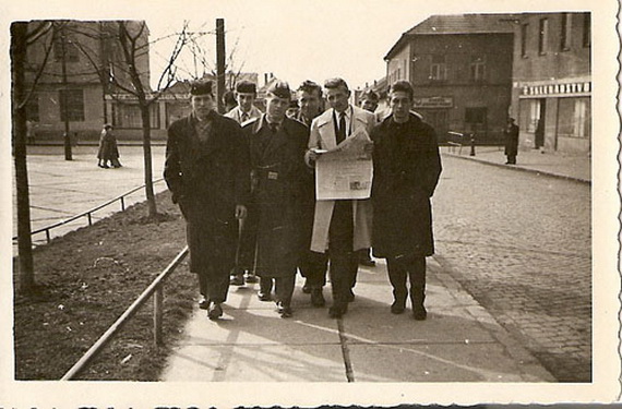 na námestí v Prievidzi zľava Jojo Antony, xx Baniar, vojak a za ním bratia Mečiarovci s novinami Kamil Šmida v pozadí Jano Mokrý(Picho)