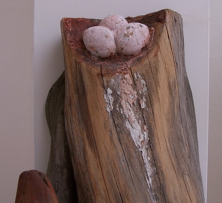 Hniezdo, detail, drevo 2001